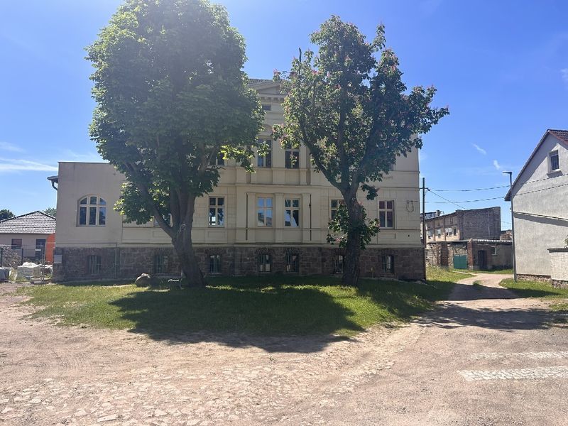 Top-sanierte, traumhafte 2-R-Wohnung in einem ehem.Gutshaus in Kleinkugel